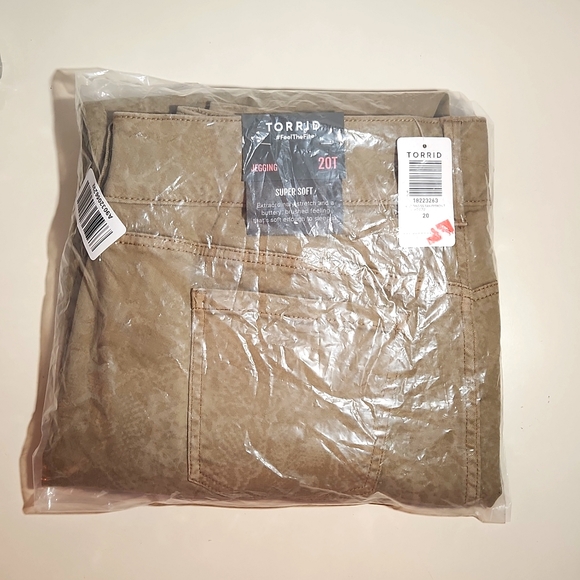 ❤️NWT VINTAGE TORRID SNAKE PRINT PYTHON JEGGING SKINNY HIGH-RISE JEAN PLUS SIZE - Picture 4 of 8